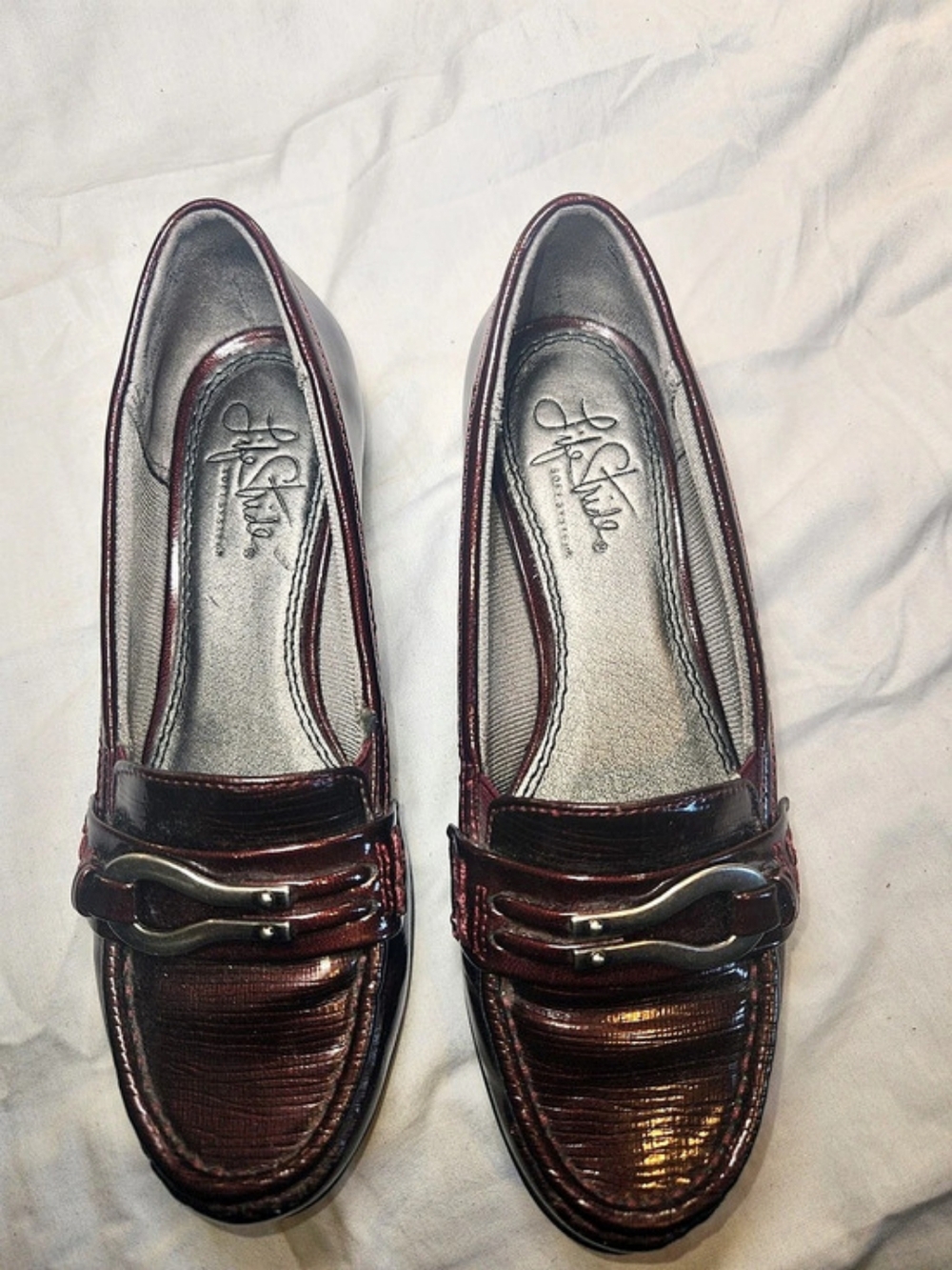 Life Stride Patent Loafers in Burgundy Size 6